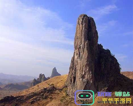 原神岩中幽谷上方悬崖上的石柱景观观察与探讨