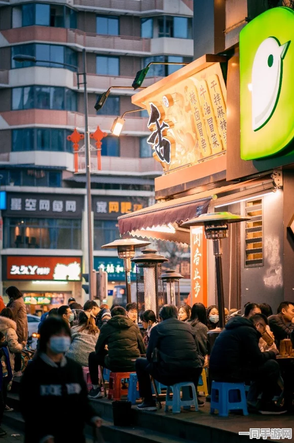 成都西站夜间美食街，探寻深夜食堂背后的城市生存智慧与生活方式