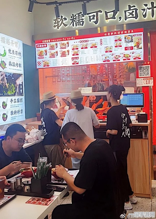 花费超过400元在4小时内享受快餐到底是消费陷阱还是餐饮行业的新兴模式？记者实地调查揭示真相