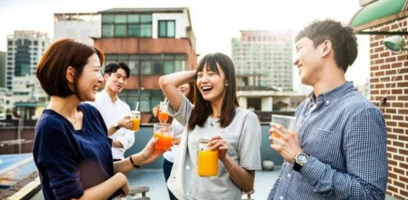 如何成功接近一个女孩，城市青年社交互动秘笈——从陌生人到朋友的科学化路径深度解析