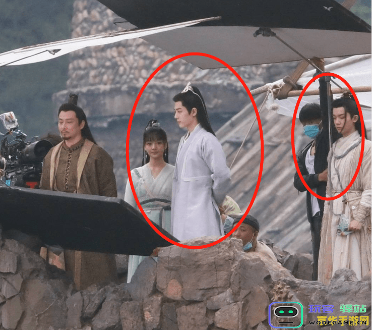 在原神世界中悠闲地游览璃月港码头，体验独特的风土人情