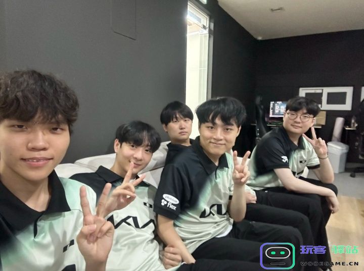 战胜NS挺进ASI决赛后DK分享队员合照并配文：大家周日见：荣耀时刻，激情无限，梦之队再启航