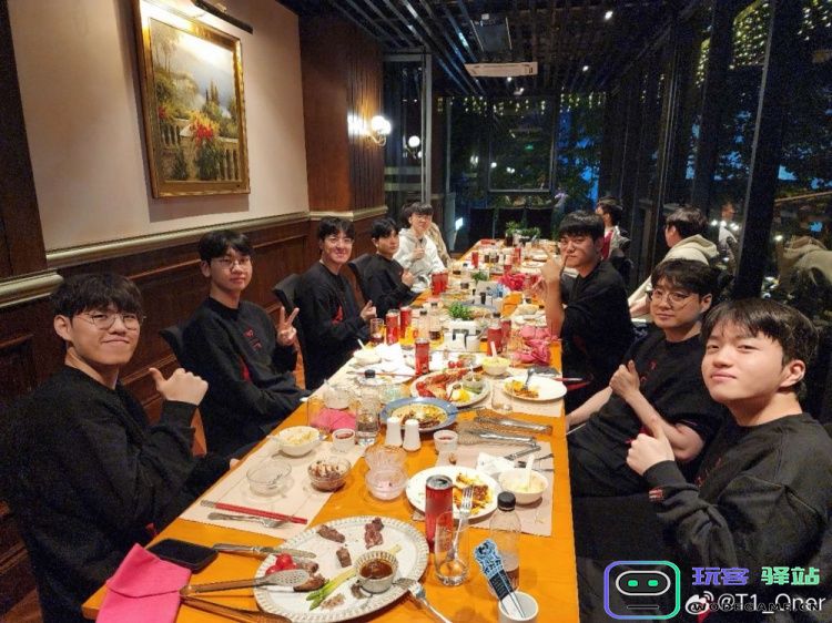 T1打野选手Oner晒队伍聚餐合照：吃得非常开心：团队时刻如此温暖，真令人向往
