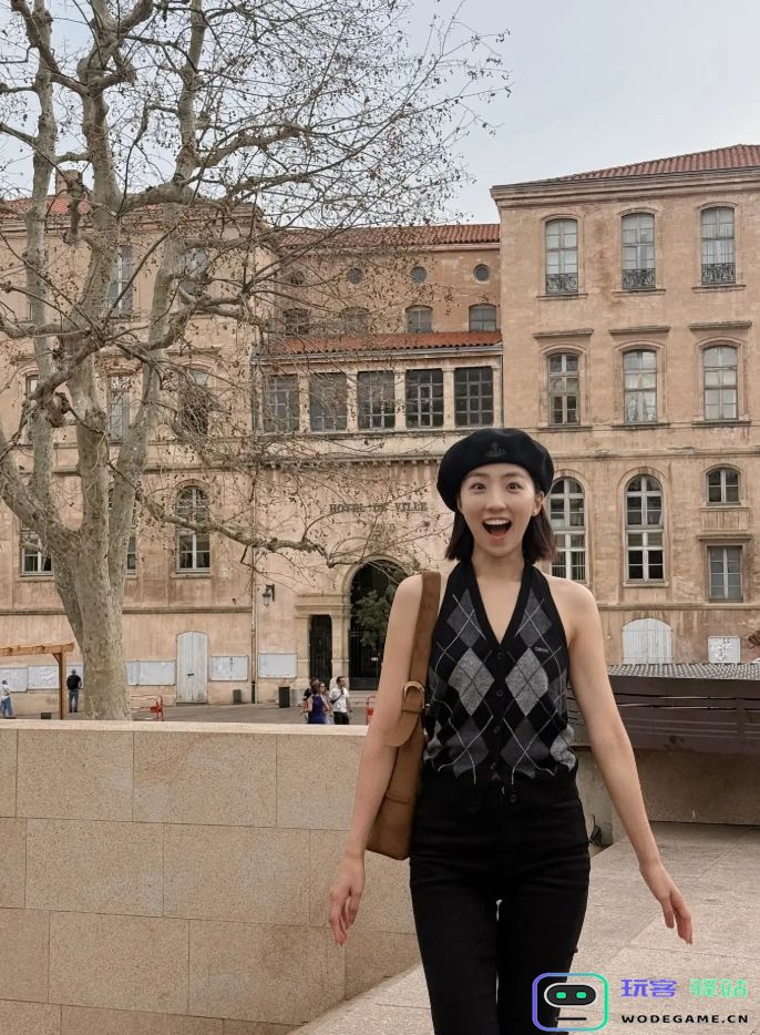 LCK女主持人裴惠智晒照：快乐生活