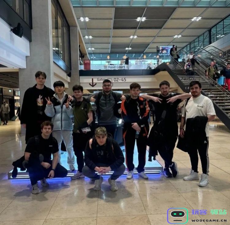 FNC官方发布选手机场合照：出发中国：青春活力无限，期待新篇章！