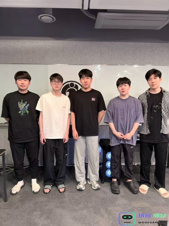 IG晒选手合照：抓兄弟们来张中秋节合照，祝大家中秋节快乐：快乐团圆时刻，美好回忆无处不在