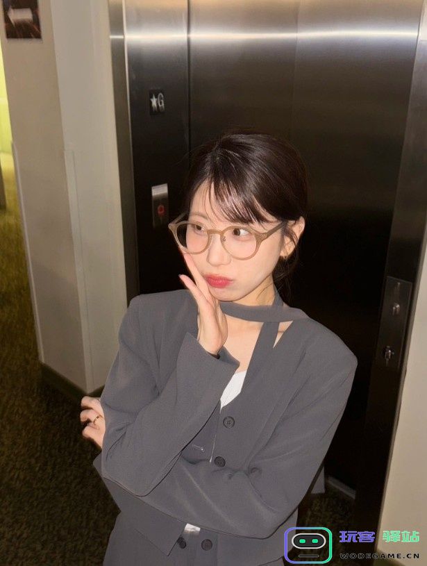 LCK主持人志宣分享照片并配文：朋友们，中国见❤️：为电竞而狂的青春，该如何歌唱？