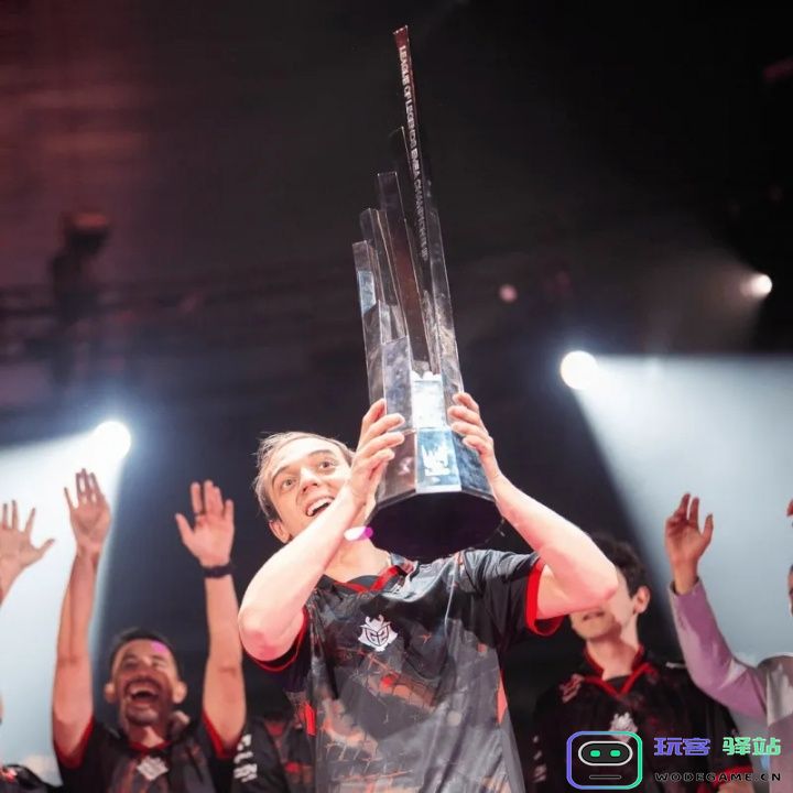 G2官方分享Caps捧起LEC冠军奖杯照片并配文：西方的王：背负荣耀与梦想的传奇之路