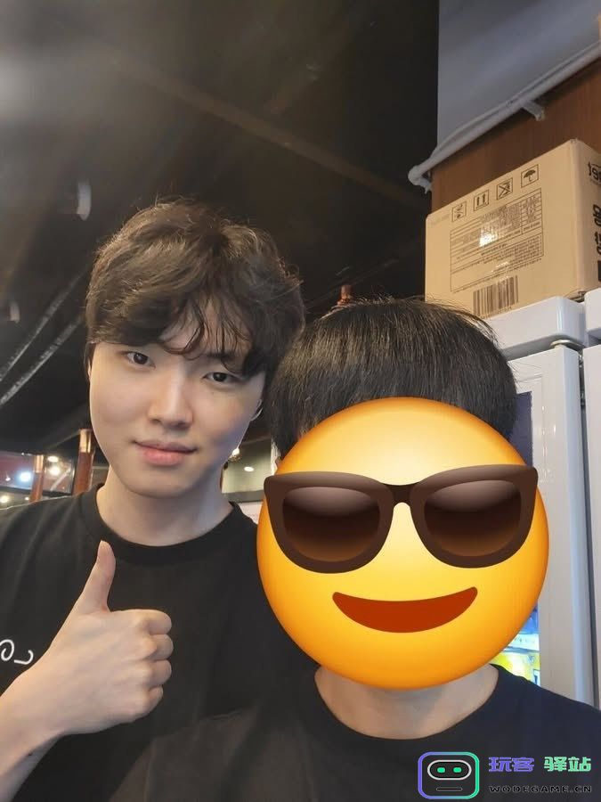 韩网分享和chovy合照：街上偶遇 还要到了签名~：奇妙的偶遇真是让人惊叹不已！究竟发生了什么？