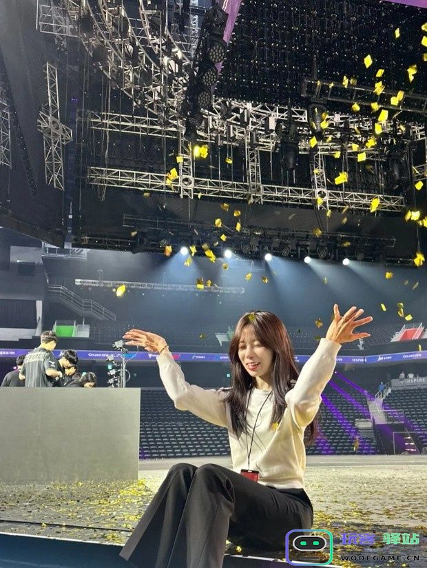 LCK主持人志宣分享照片并配文：恭喜GEN，2025 LCK再见啦：电竞狂欢，带你回顾精彩瞬间